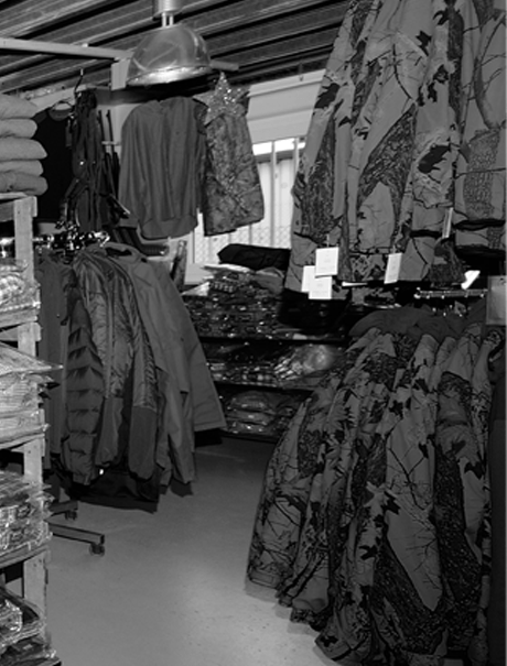 Intérieur du magasin noir et blanc